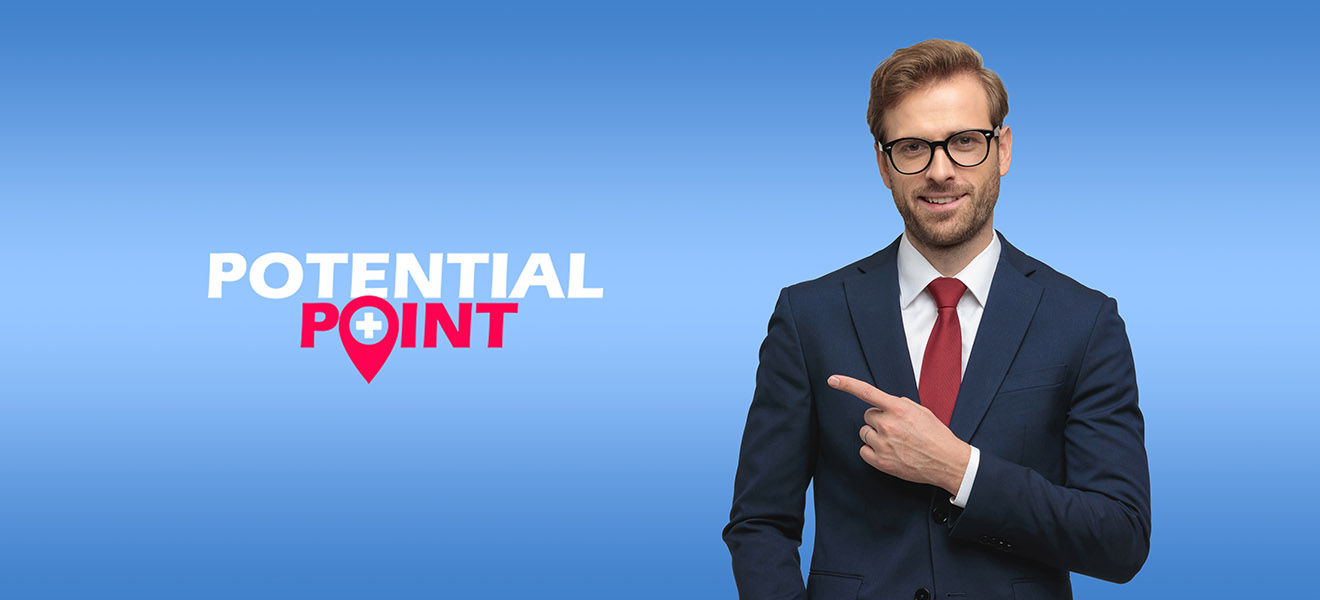 Junger Mann mit Anzug und Brille zeigt mit einem Finger auf das PotentialPoint Logo.
