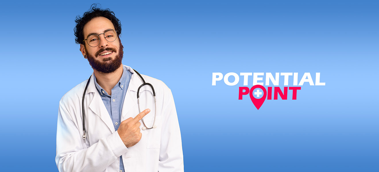 Facharzt einer medizinischen Abteilung zeigt auf das PotentialPoint Logo.