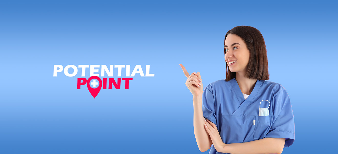 Junge Krankenpflegerin im Kasack zeigt auf das PotentialPoint Logo und lächelt.