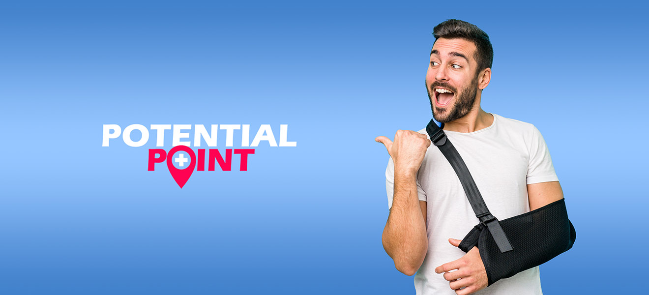 Gut gelaunter Patient mit Arm in einer Schlinge deutet mit seinem Daumen auf das PotentialPoint Logo.
