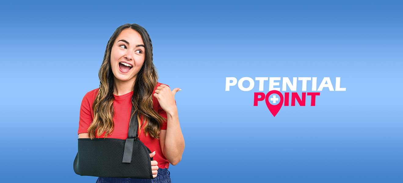 Junge Patientin mit Arm in Gips deutet mit dem Daumen über Ihre Schulter auf das PotentialPoint Logo.